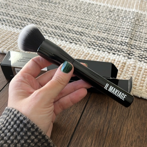 IL MAKIAGE Foundation Blending Brush - Picture 2 of 5